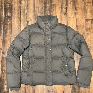 Super cute Patagonia women’s silent down puffer. In excellent condition.